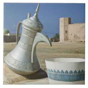 Oman, regio Dhofar, Mirbat. Grote waterkan Tegeltje