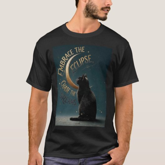 "Omarm de Eclipse" Hemelse Kat Illustratie T-shirt (Voorkant)