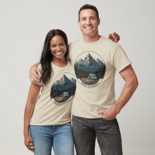 Omarm de kampeeroutdoor spirit van de bergen in he t-shirt