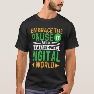 Omarm de pauzeknop in een snel digitaal tempo W T-shirt