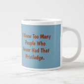 Omarm de reis: een tijdloos eerbetoon aan verouder grote koffiekop (Rechts)