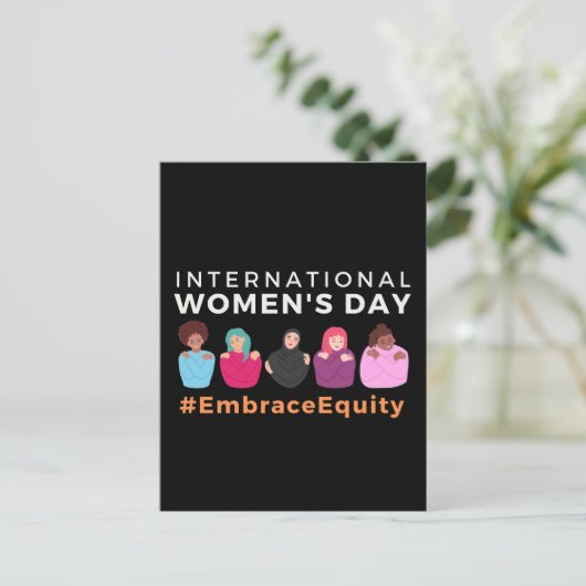 Omarm Equity Internationale Vrouwendag Briefkaart (Staand voorkant)