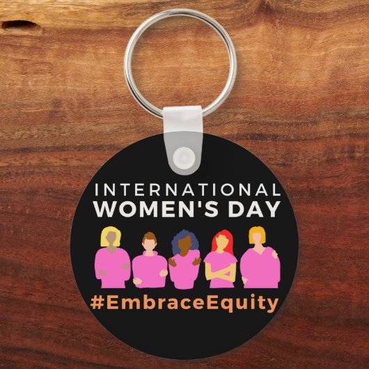 Omarm Equity Internationale Vrouwendag Sleutelhanger (Achterkant)