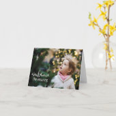 Omarm het geweldige meisje, kijkend naar de boom kaart (Gele Bloem)