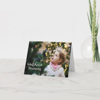 Omarm het geweldige meisje, kijkend naar de boom kaart