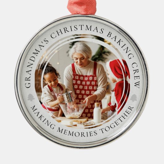 Oma's Christmas Baking Crew Foto Bewaarsake Metalen Ornament (Voorkant)