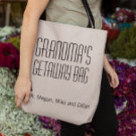 Oma's Getaway Bag van kleinkinderen Tote Bag<br><div class="desc">Dit ontwerp is gemaakt met behulp van digitale kunst. Het kan in het gebied worden aangepast door de klik aan te passen en de naam, initialen of woorden aan te passen. U kunt de tekstkleur en de stijl ook veranderen of de tekst voor een slechts ontwerp van het afbeelding schrappen....</div>