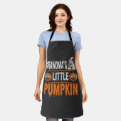 Oma's Kleine Pompoen Halloween Heks Ontwerp Schort (Gedragen)