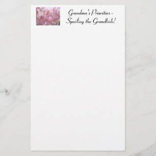 Oma's Prioriteiten die de kleinkinderen belazeren. Briefpapier