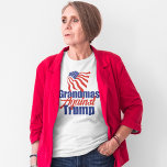Oma's tegen politieke Trump T-shirt<br><div class="desc">Grootmoeders tegen Donald Trump verenigen zich met dit Anti Trump oma-T-shirt met de Amerikaanse vlag in rood,  wit en blauw voor de verkiezingen van 2024.</div>