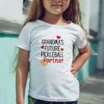 Oma's toekomstige Pickleball partner kleinkind Kinder Shirts<br><div class="desc">Als je een oma bent die graag pickleball speelt,  dan heeft je kleinkind dit schattige T-shirt nodig om het af te shows.</div>