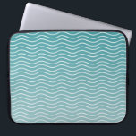 Ombre Blauwe golven Laptop Sleeve<br><div class="desc">Een modern ombre blauw ontwerp,  met een kalmerend en zen golvend patroon,  dat doet denken aan de oceaangolven. Perfect voor een nautische inrichting.</div>