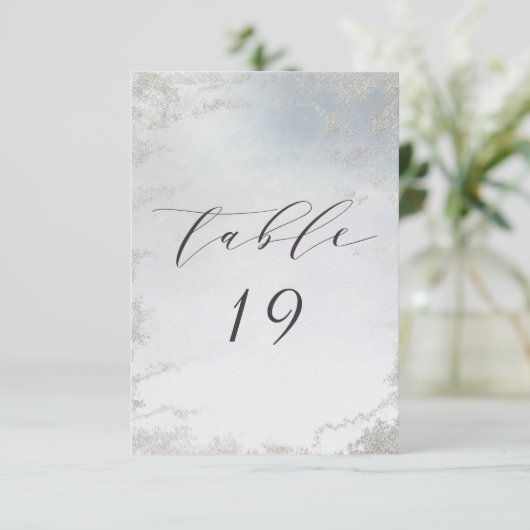 Ombre Dusty Blue Frosted Trouwtafel Nummers Kaart (Staand voorkant)