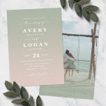 Ombre Green & Pink Wedding Invitation met Foto Kaart<br><div class="desc">Ombre Green & Pink Wedding Invitation met Foto. Dit moderne huwelijksuitnodigingsontwerp is minimalistisch en elegant met een vettige tekst waarin de namen van de paren worden benadrukt. De zachte het langzaam langzaam verdwijnen gradiëntachtergrond is en chic. Getoond in het nieuwe palet van de Kleur van de Wedding. Biedt ook een...</div>