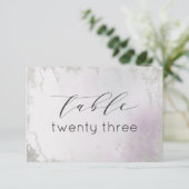 Ombre Lavendel Paarse Zilveren Bruiloft Tafel Numm Kaart (Staand voorkant)