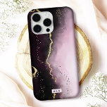 Ombre Paarse Bourgogne met goudmoderne monogram iPhone 15 Pro Max Hoesje<br><div class="desc">Bescherm uw telefoon in stijl met deze elegante "Eetherische nevel" iPhone-hoes met een boeiend ontwerp en glinsterende faux metallic accenten. Dit hoesje is ideaal voor liefhebbers van luxe en moderne kunst en is beschikbaar voor veel iPhone- en Samsung-modellen en biedt zowel Barely There als Tough hoesje-opties die bij uw levensstijl...</div>