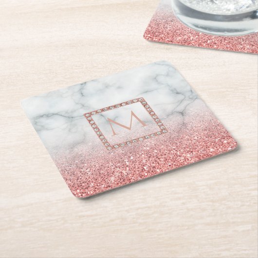 Ombre roos gouden monogram op marmeren steen kartonnen onderzetters (Schuin)