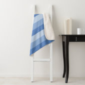 Ombre strepen in blauwe tonnen sherpa deken (In situ)