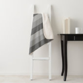 Ombre strepen in grijze tonnen sherpa deken (In situ)