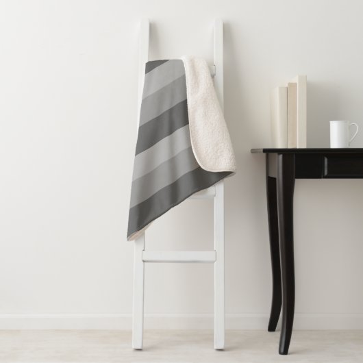 Ombre strepen in grijze tonnen sherpa deken (In situ)