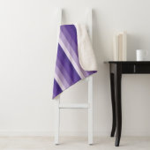 Ombre strepen in paarse tonnen sherpa deken (In situ)