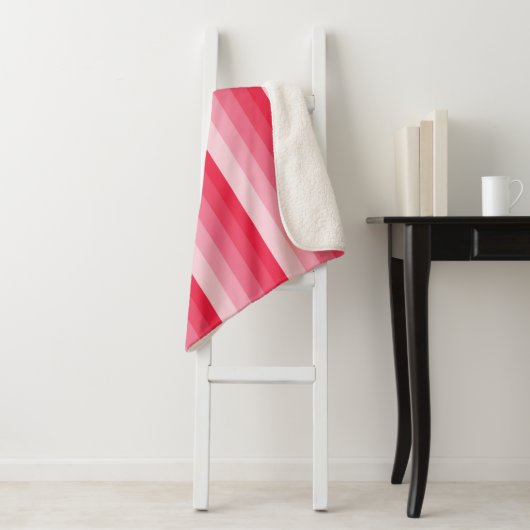 Ombre strepen in rode tot roze tinten sherpa deken (In situ)