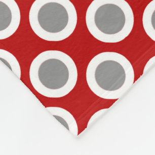 Omcirkelde stippen, diep rood en grijs fleece deken