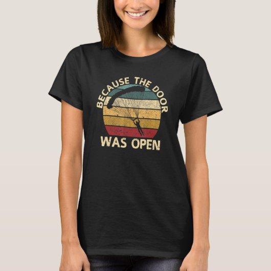 Omdat de deur open stond sprong een parachutist ui t-shirt (Voorkant)