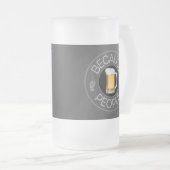 Omdat de Mok van geglazen bier door mensen (bier) (Voorkant rechts)