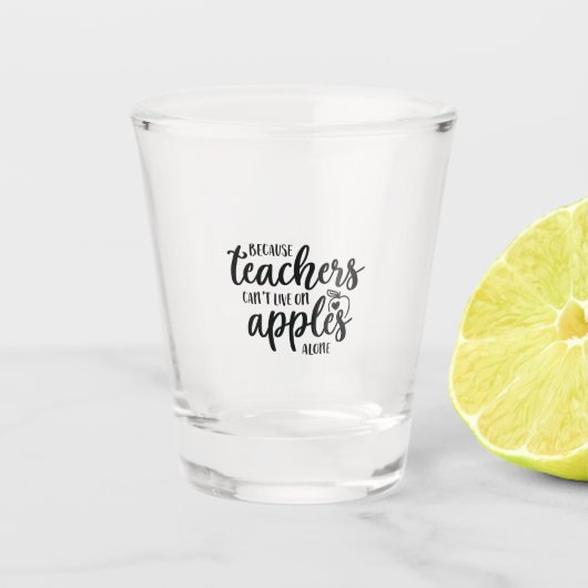 Omdat leraren niet alleen op appels kunnen leven shot glas (Voorkant)