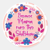 Omdat mama deze show runt ronde sticker (Voorkant)