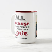 Omdat twee mensen verliefd werden op afbeelding tweekleurige koffiemok (Voorkant links)