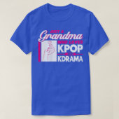 Omenen oma die van Kpop houdt en Kdrama Kpop Merc T-shirt (Design voorkant)