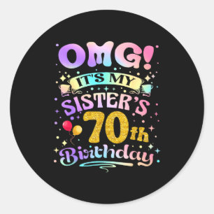 Omg Het Is De 70e Verjaardag Van Mijn Zus Gefelici Ronde Sticker