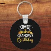 Omg Its My Grandpas Birthday Happy To Me You Grand Sleutelhanger (Voorkant)