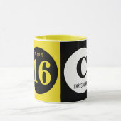 OMG je bent 16 monogram, geel en zwart Mok (Midden)