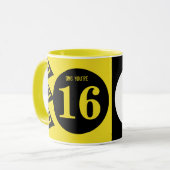 OMG je bent 16 monogram, geel en zwart Mok (Voorkant links)