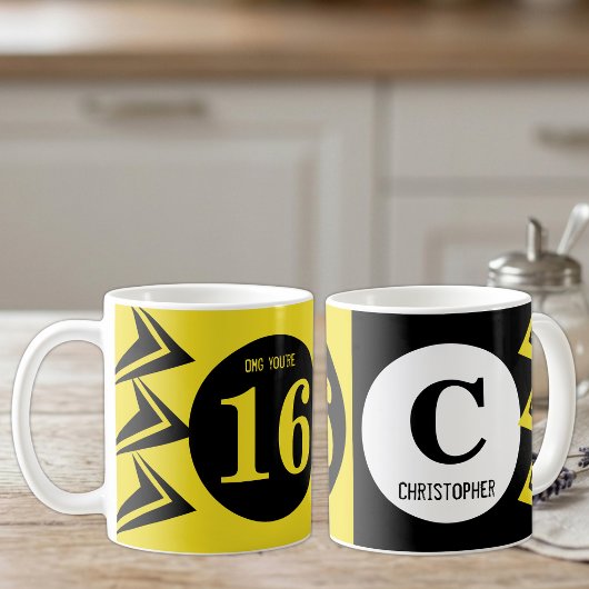 OMG je bent 16 monogram naam geel en zwart Koffiemok