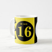 OMG je bent 16 monogram naam geel en zwart Koffiemok (Voorkant links)