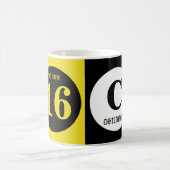 OMG je bent 16 monogram naam geel en zwart Koffiemok (Center)