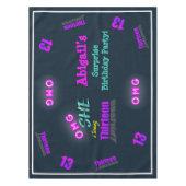 OMG Ze maakt van 13 verrassingsfeest Tafelkleed (Voorkant)