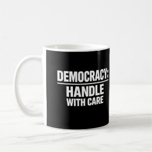 Omgaan met democratie met zorg koffiemok