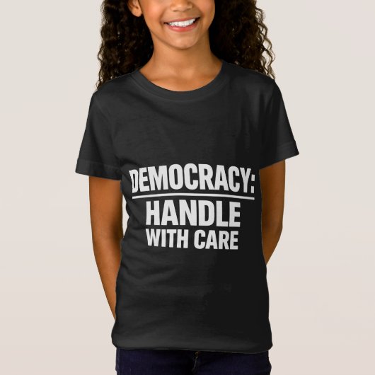 Omgaan met democratie met zorg t-shirt (Voorkant)