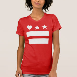 Omgekeerde hartstroom op rood T-shirt