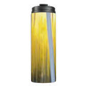 omgeven door Aspen-bomen Thermosbeker (Voorkant)