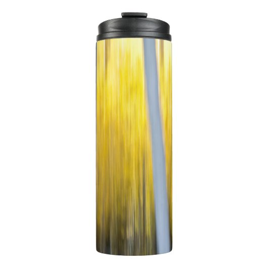 omgeven door Aspen-bomen Thermosbeker (Voorkant)