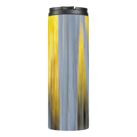 omgeven door Aspen-bomen Thermosbeker (Achterkant)