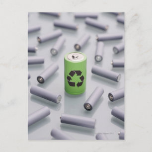 Omgeven door kleinere grijze batterijen. briefkaart