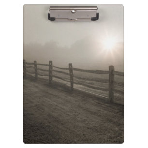 Omheining en Sunburst Through Fog bij Sharon Klembord