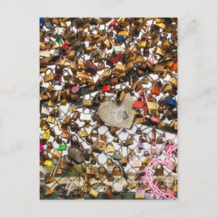 Omheining met hangsloten van liefdesfotografie briefkaart